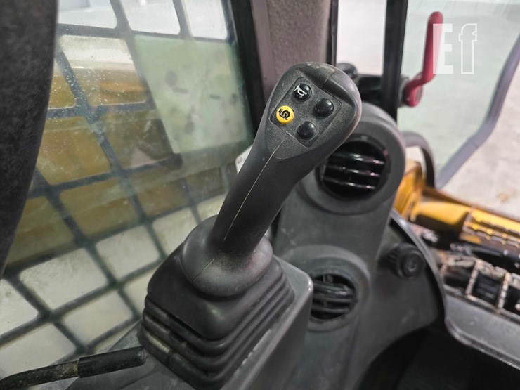 2020-caterpillar-289d3-image-15