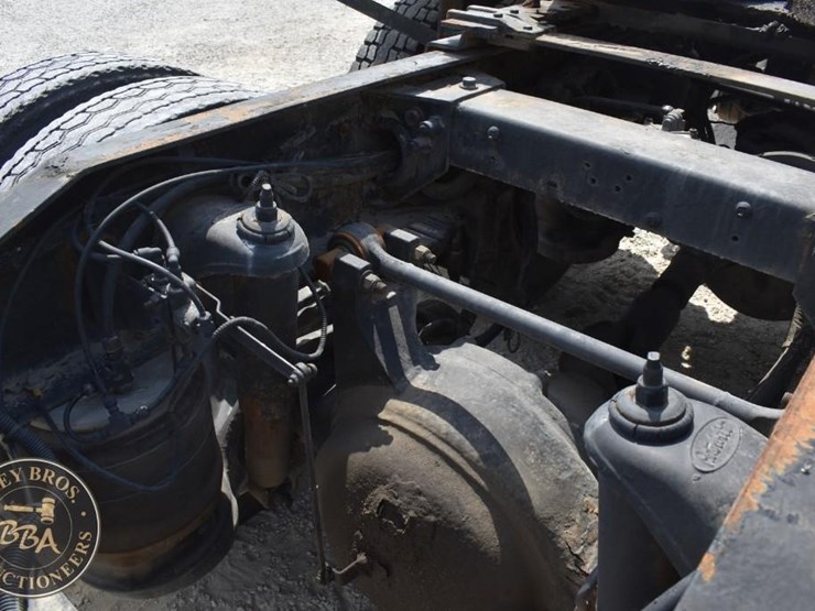 2005-peterbilt-385-image-25