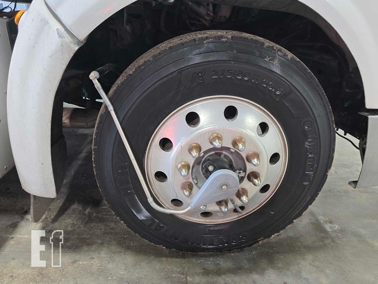 2013-peterbilt-384-image-25