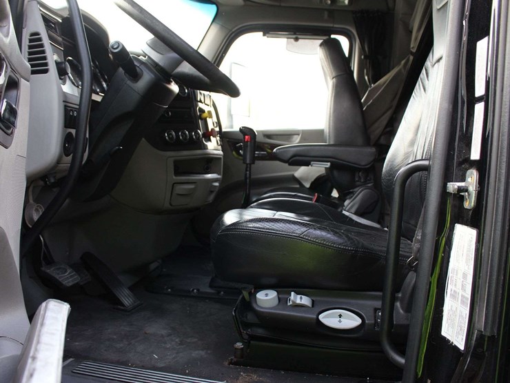 2019-peterbilt-579-image-21