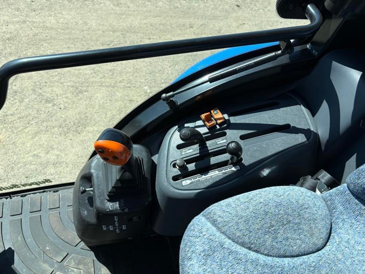 new-holland-t2320-image-21