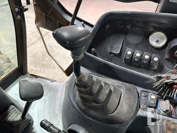 2001-caterpillar-420d-image-27