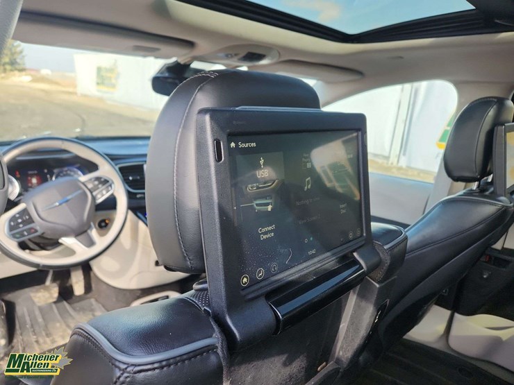 2017-chrysler-pacifica-image-16