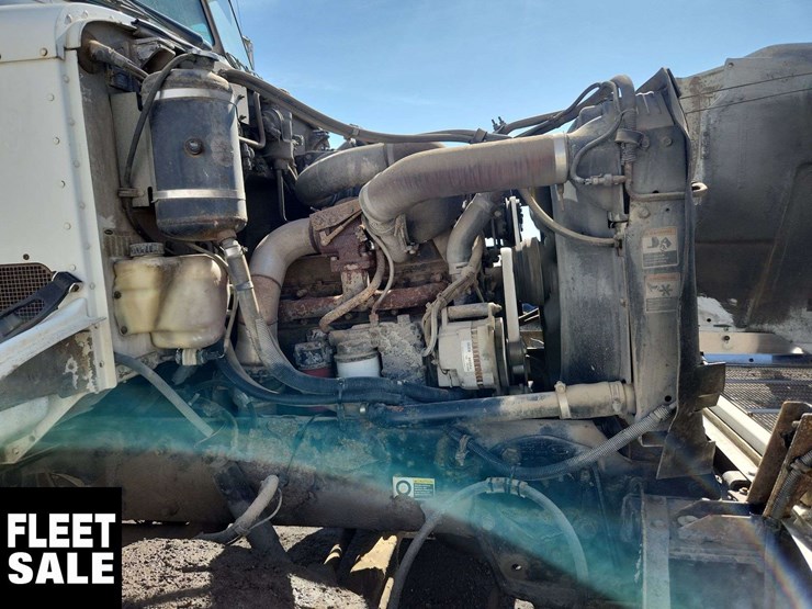 2004-peterbilt-330-image-26