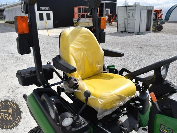 2017-john-deere-1025r-image-11