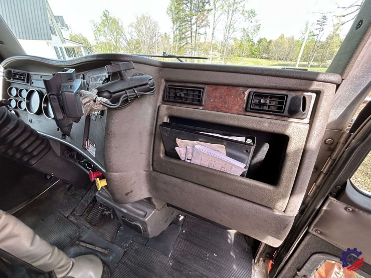 2005-kenworth-t300-image-90