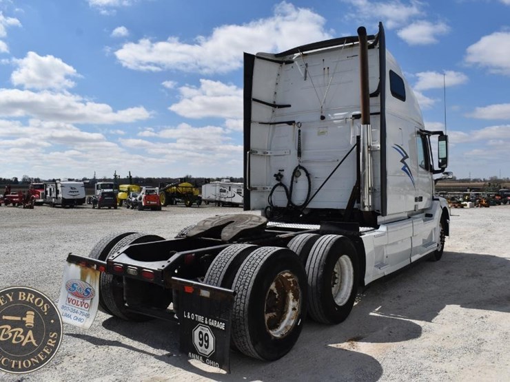 2015-volvo-vnl64t670-image-6