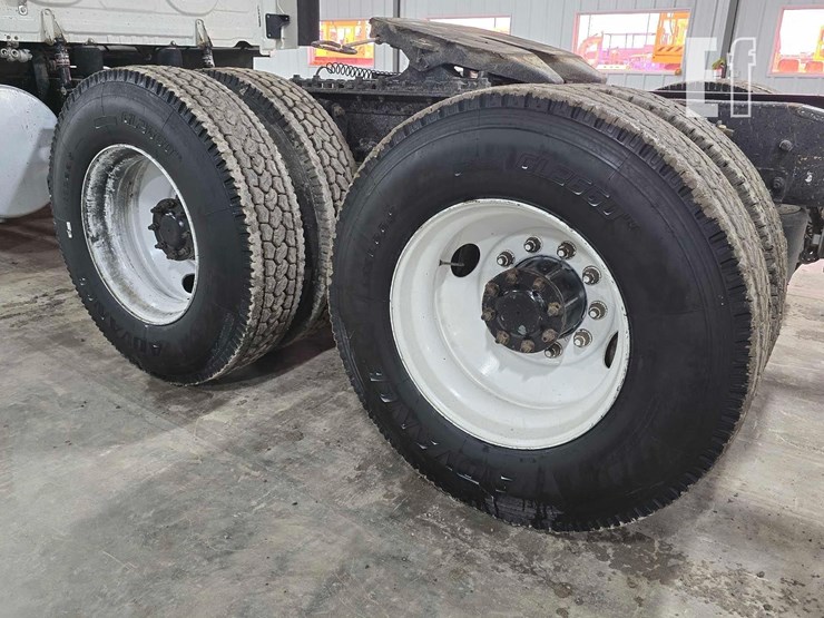 2013-freightliner-cascadia-125-image-24