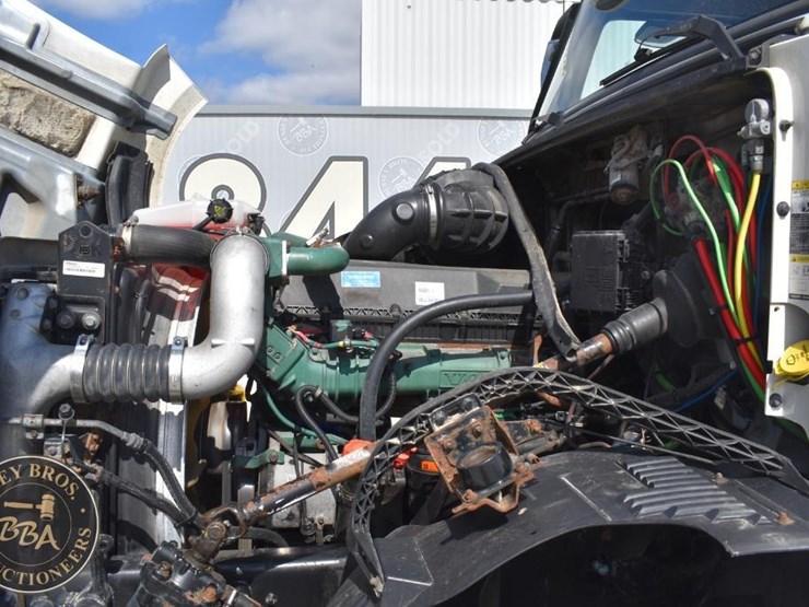 2015-volvo-vnl64t670-image-23