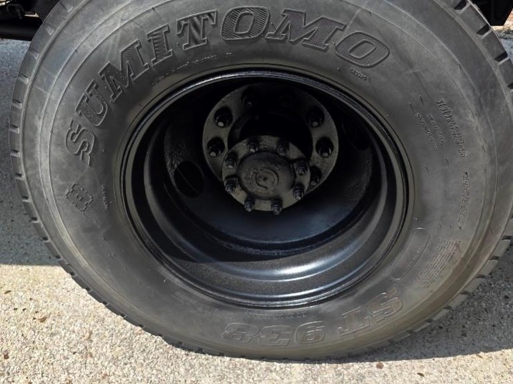 2004-freightliner-m2-106-image-3