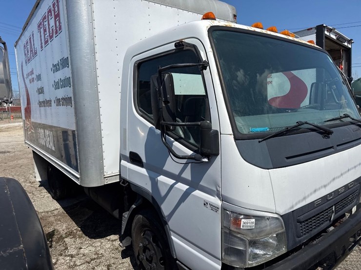 2008-mitsubishi-fuso-fe84d-image-1