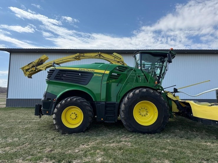2019-john-deere-9700i-image-1