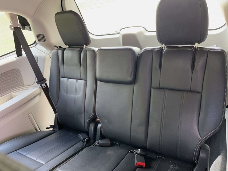 2012-chrysler-town-&-country-image-14