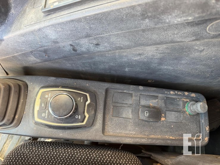 2017-hyundai-hx300l-image-24