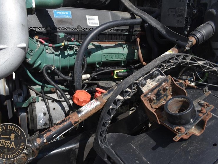 2015-volvo-vnl64t670-image-24