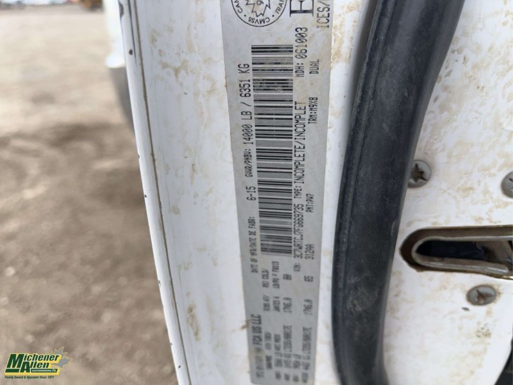 2015-dodge-3500-image-25