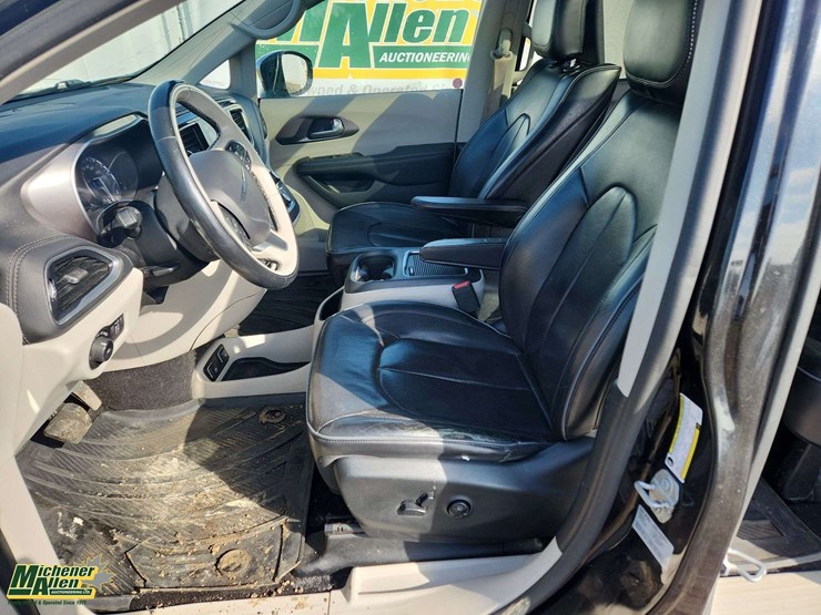 2017-chrysler-pacifica-image-18