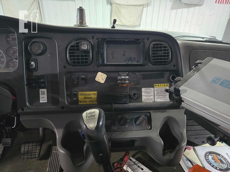 2012-freightliner-m2-106-image-24