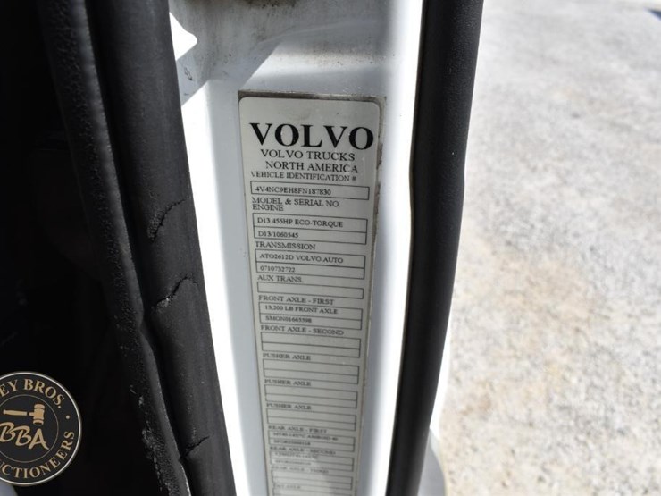 2015-volvo-vnl64t670-image-34