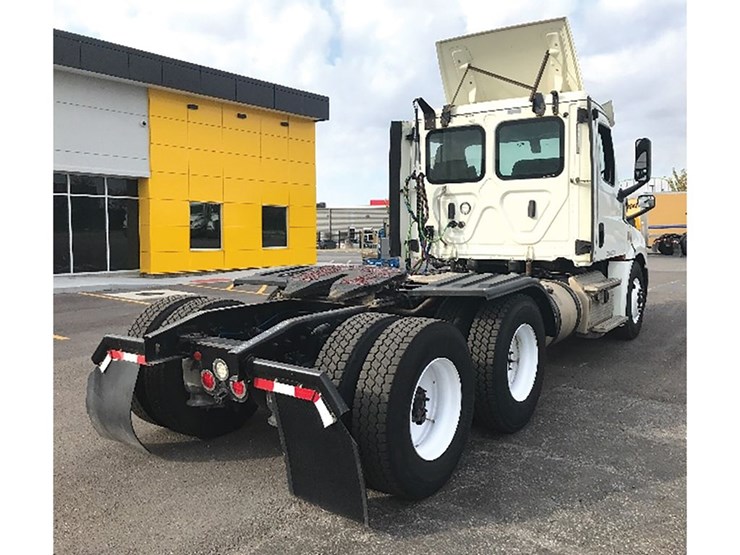 2018-freightliner-cascadia-126-image-2
