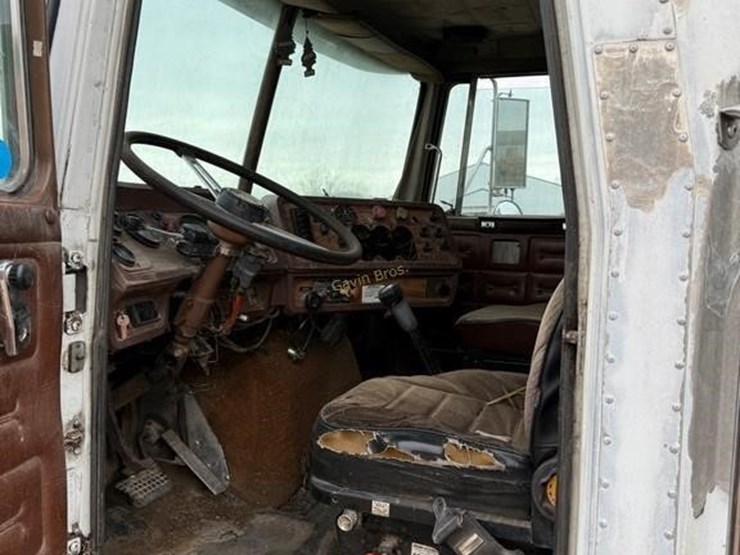 1988-white-gmc-volvo-manure-truck-image-11