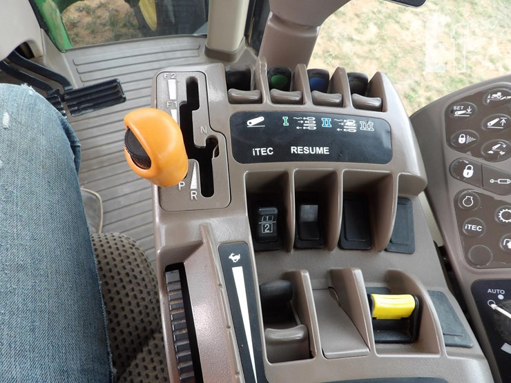 2012-john-deere-8235r-image-25