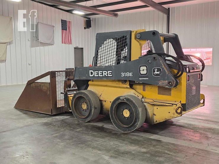 2015-deere-318e-image-4
