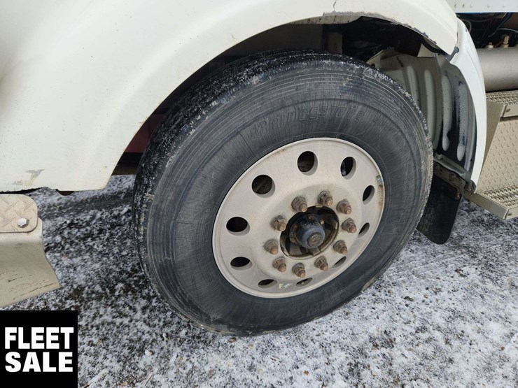 2015-peterbilt-367-image-28