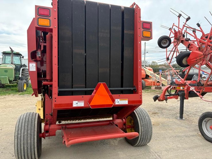 new-holland-br740-image-7