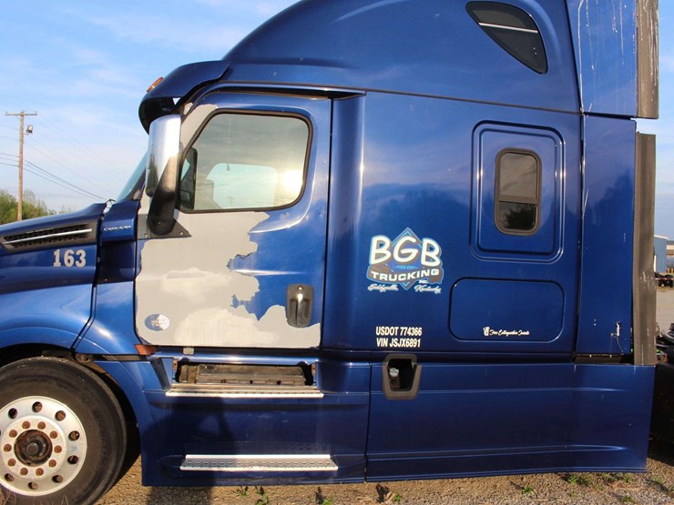 2018-freightliner-cascadia-126-image-50