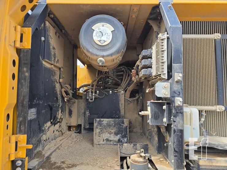 2018-deere-250g-lc-image-25