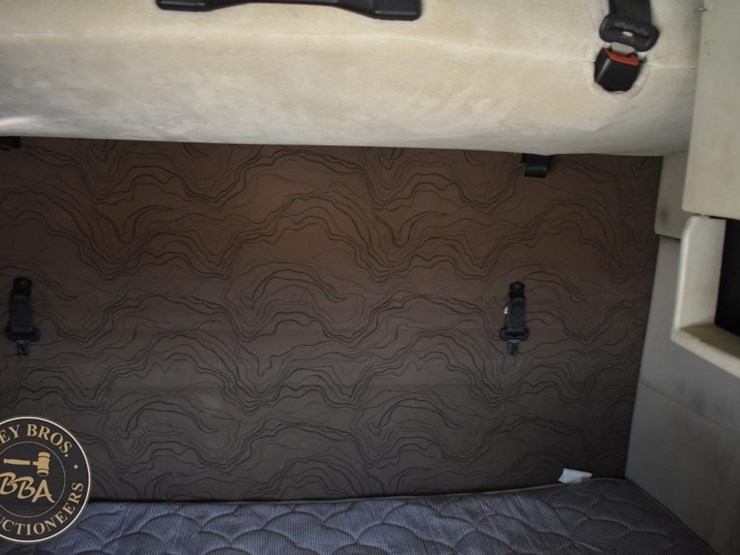 2015-volvo-vnl64t670-image-46