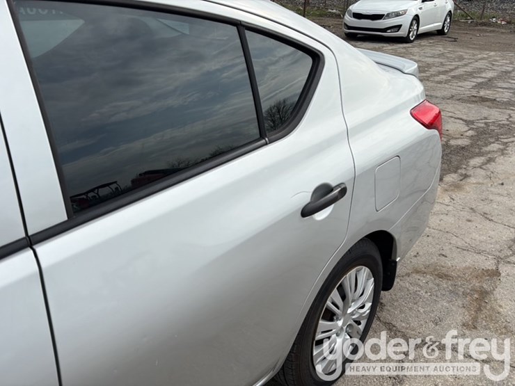 2015-nissan-versa-image-11