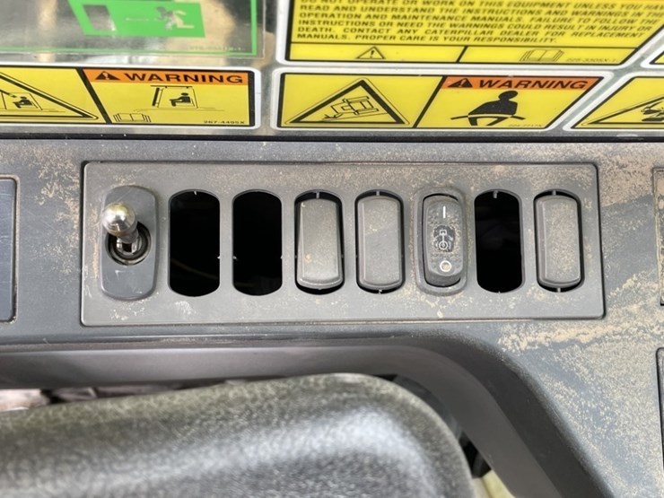 2013-caterpillar-320e-image-32