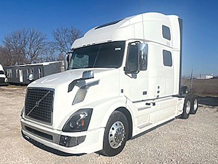 2015-volvo-vnl780-image-1