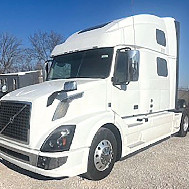 2015 VOLVO VNL780