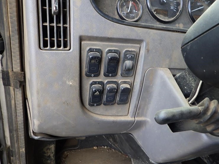 2010-peterbilt-337-image-36