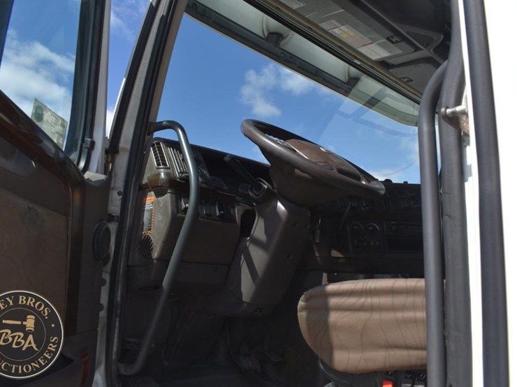 2015-volvo-vnl64t670-image-30