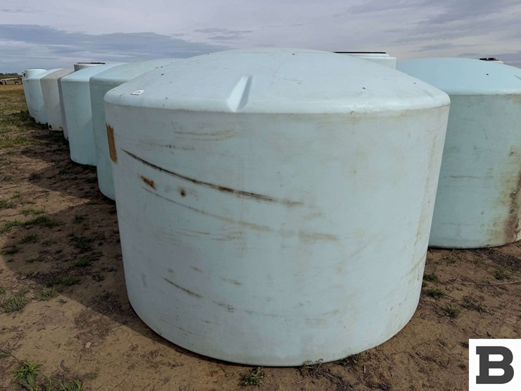 1550-gallon-round-poly-fertilizer-tank-image-2