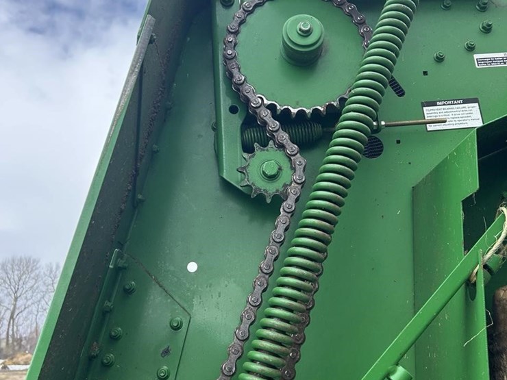 2011-john-deere-568-image-16