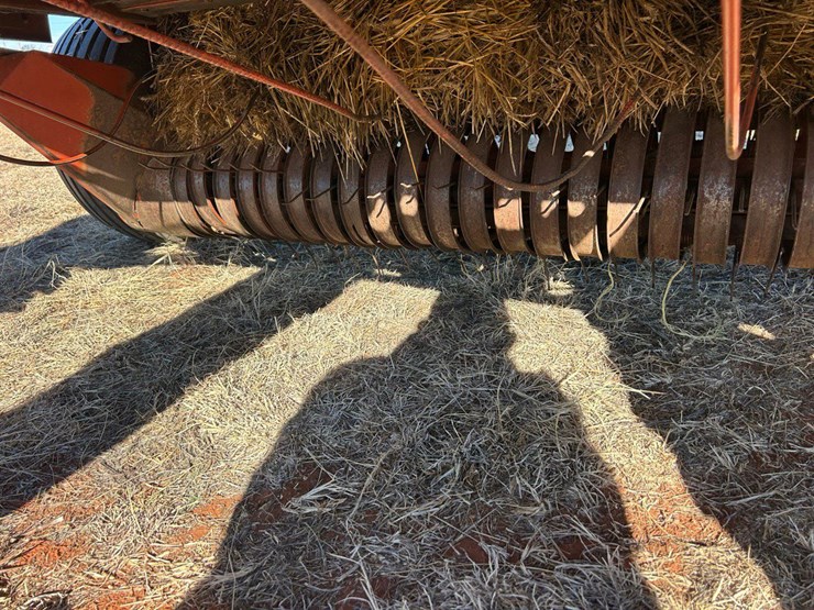 hesston-560-image-13