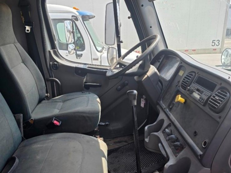 2004-freightliner-m2-106-image-6