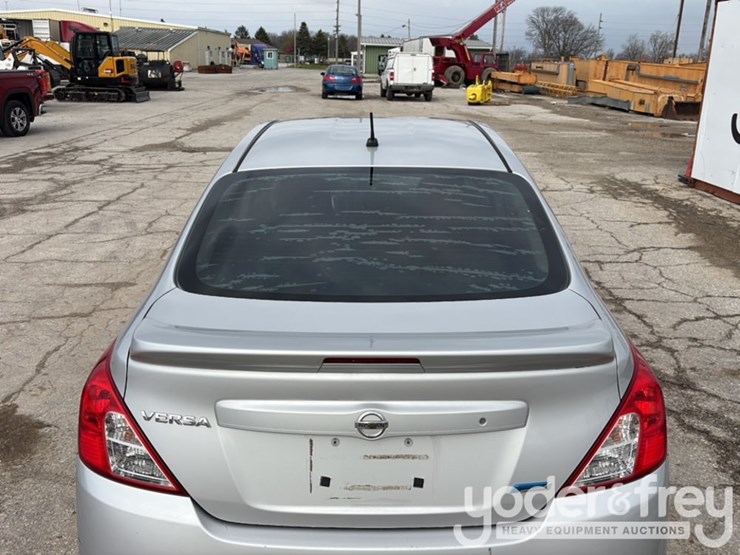 2015-nissan-versa-image-19