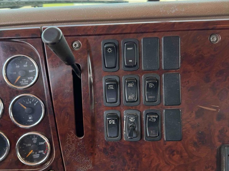 2007-mack-granite-gu713-image-32