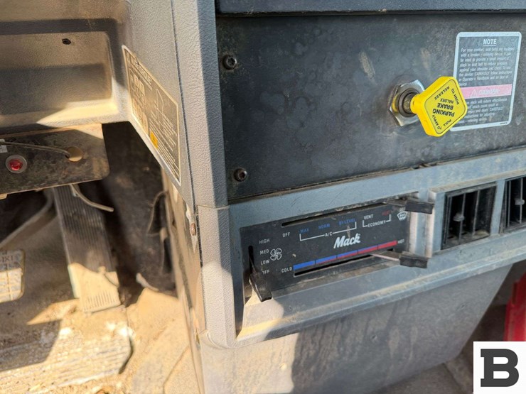 2000-mack-ch612-image-47