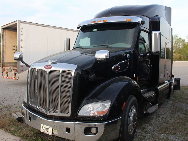 2019-peterbilt-579-image-1