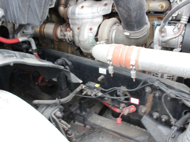 2020-freightliner-cascadia-126-image-15