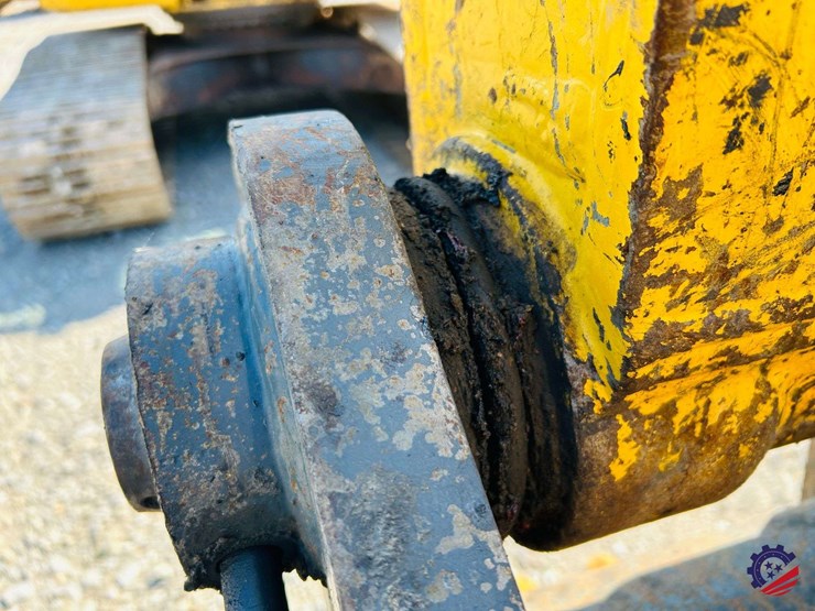 2015-komatsu-pc210-lc-image-57