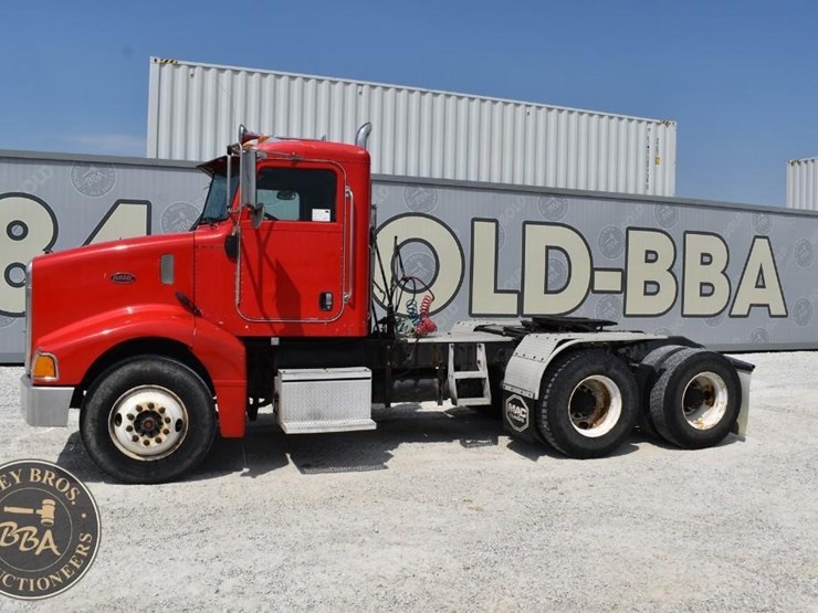 2005-peterbilt-385-image-2