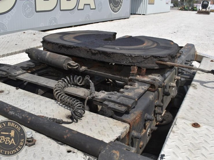 2005-peterbilt-385-image-19